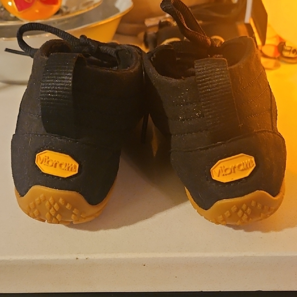 Vibram Black with Gold Toe FiveFingers - Picture 3 of 6